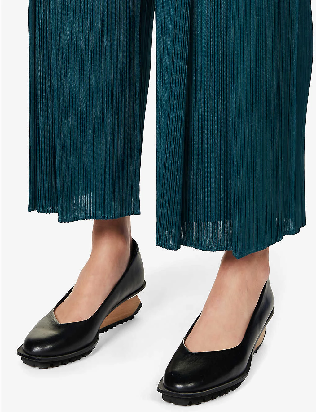 April Pleated Wide-leg Mid-rise Knitted Trousers 6 April Pleated Wide-leg Mid-rise Knitted Trousers - Image 6